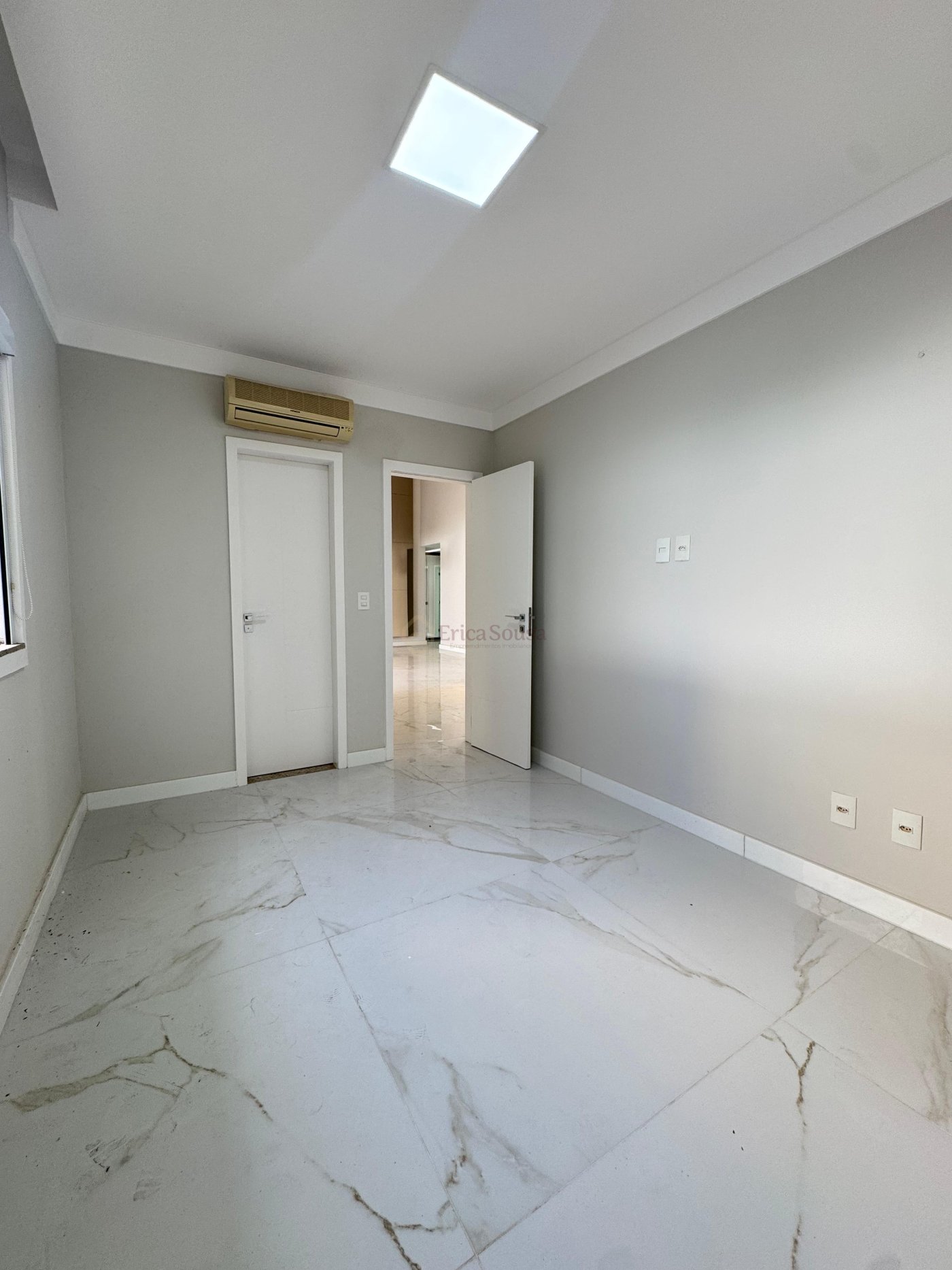  Belíssima casa no Condomínio Interlagos 