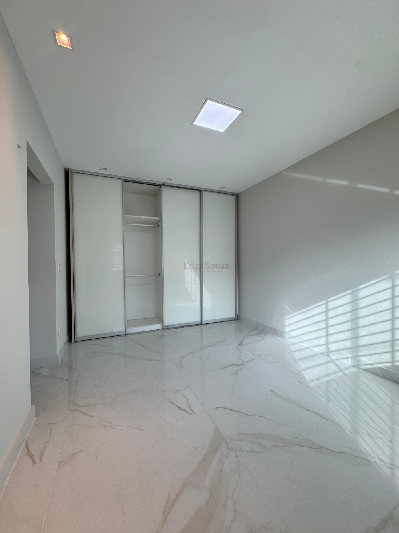  Belíssima casa no Condomínio Interlagos 